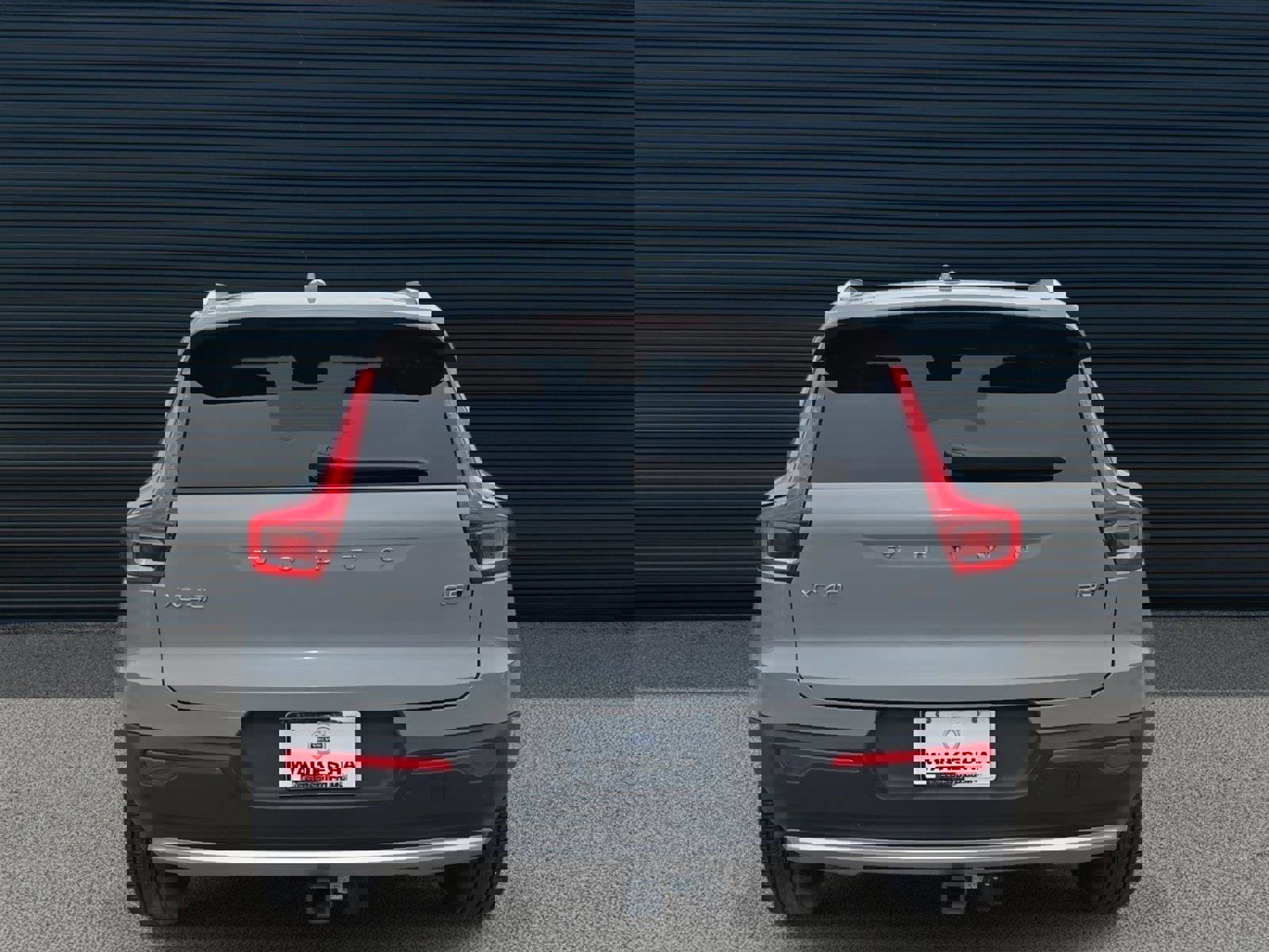 Used 2025 Volvo XC40 B5 Plus w/ Climate Package image 4