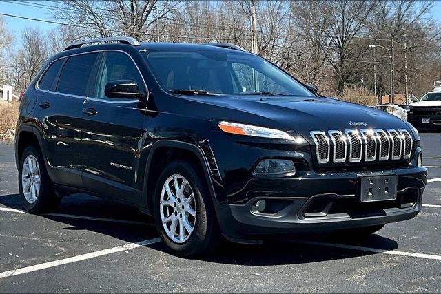 Used 2018 Jeep Cherokee Latitude FWD image 2