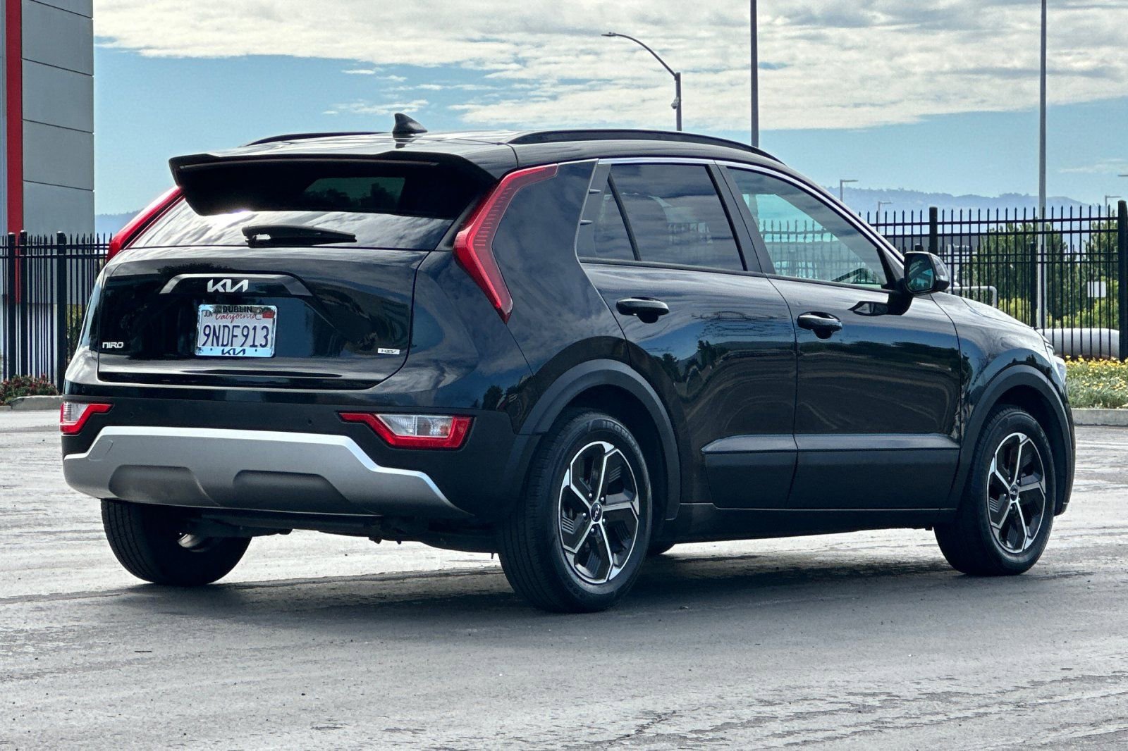 Used 2023 Kia Niro EX image 4