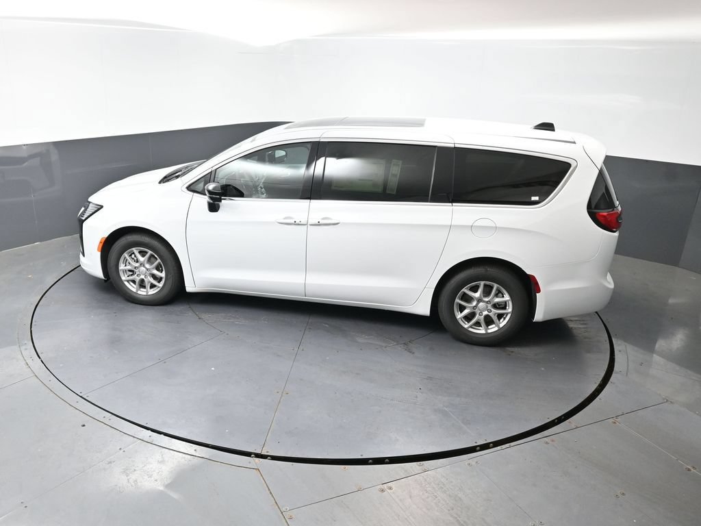 New 2027 Chrysler Pacifica Select w/ Family Tech Group FWD image 35