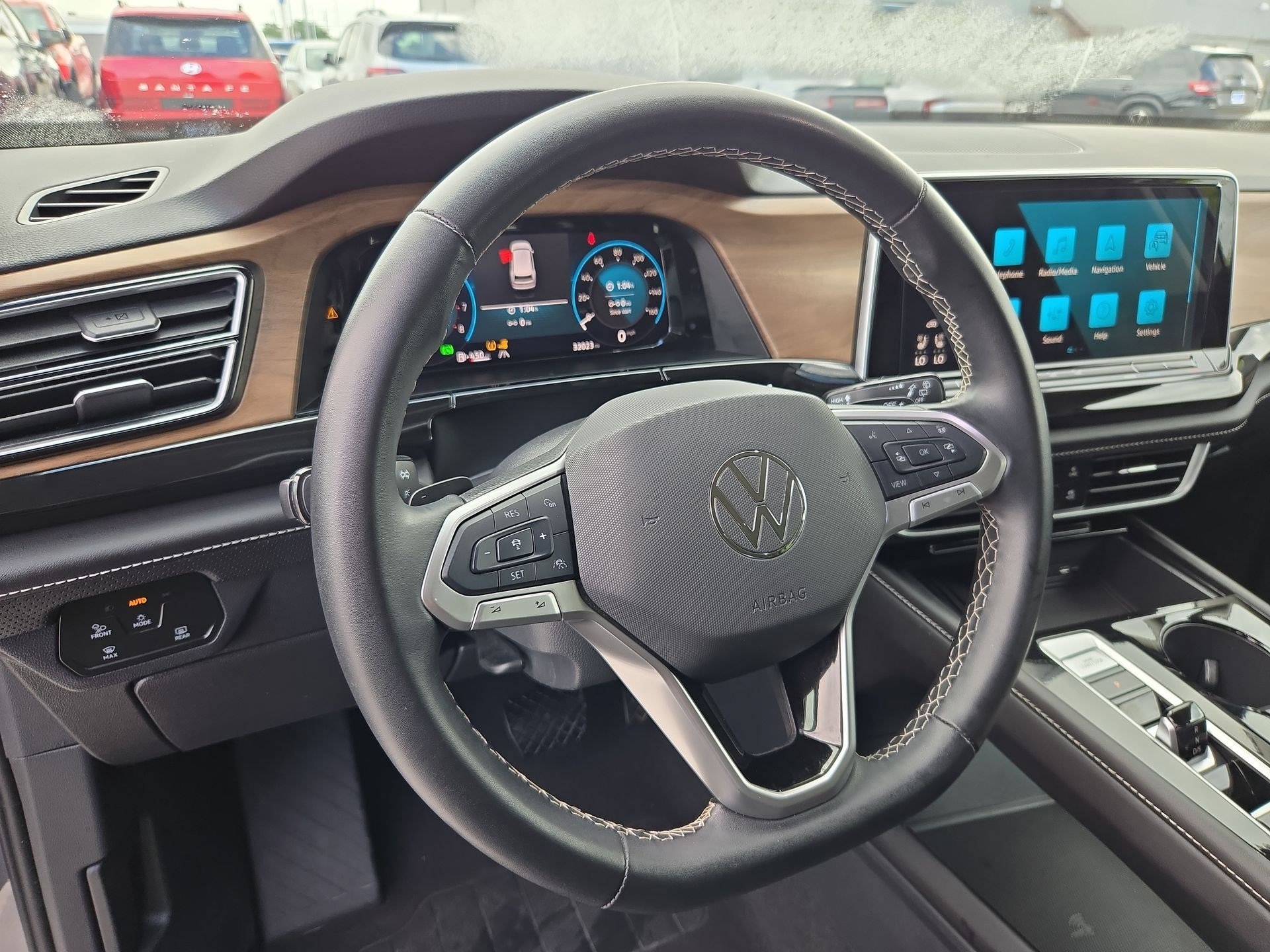 Used 2025 Volkswagen Atlas SE FWD image 17