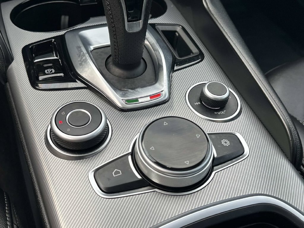 Used 2025 Alfa Romeo Giulia AWD image 23