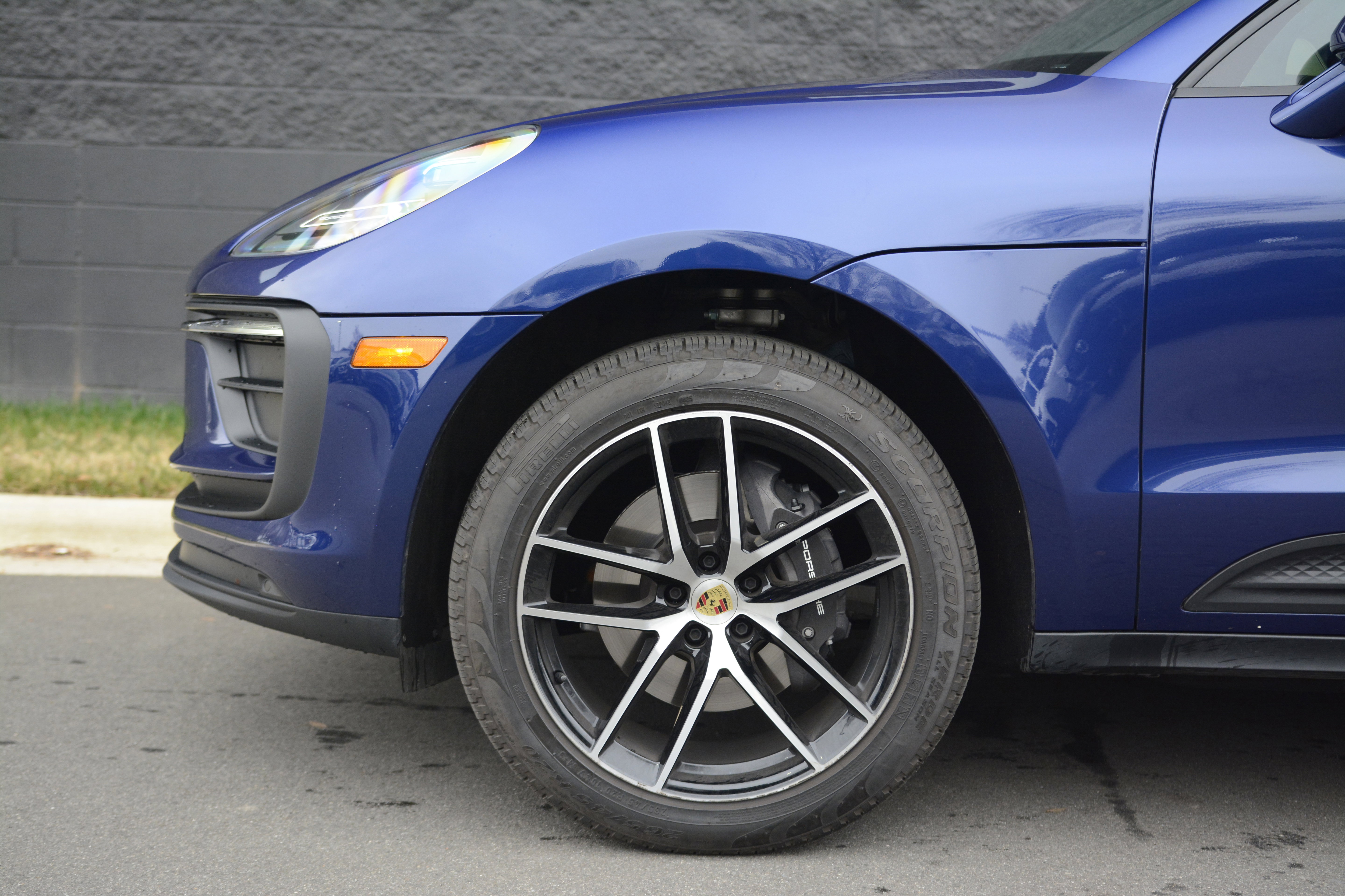 Certified 2025 Porsche Macan AWD/4WD image 40