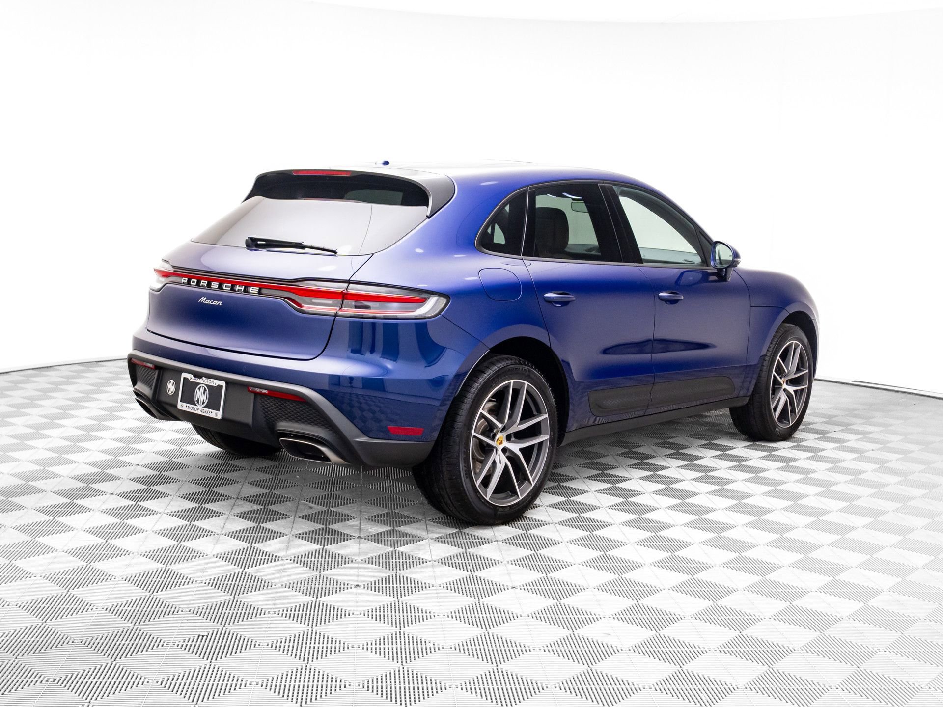 Certified 2025 Porsche Macan image 7