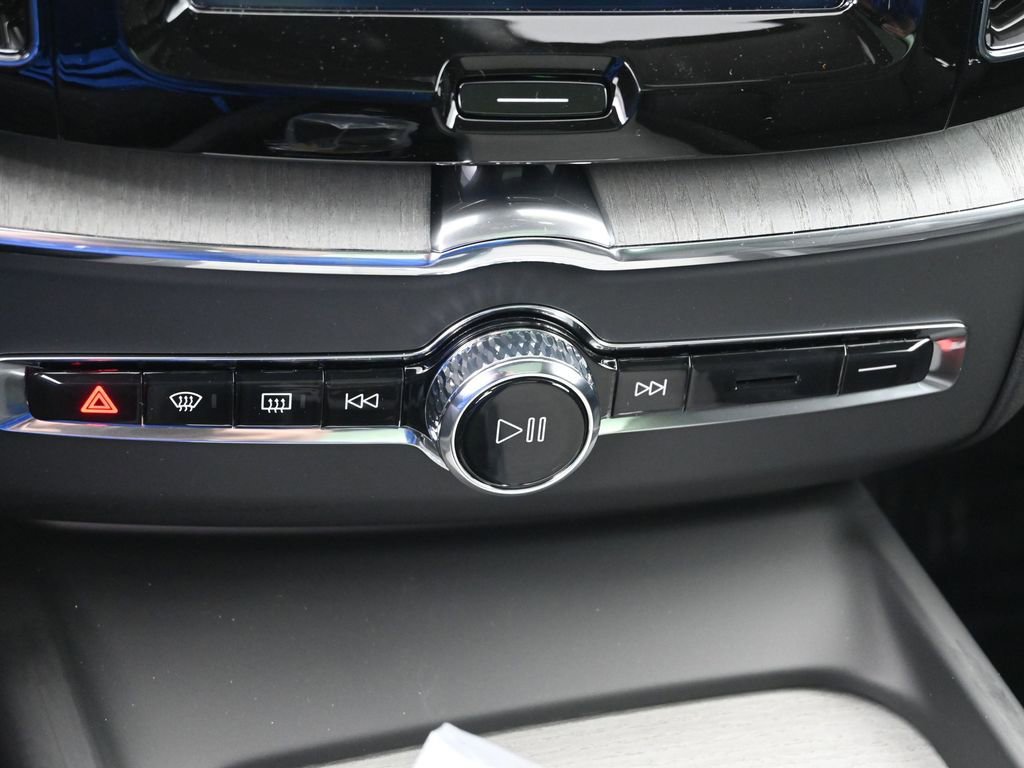 New 2025 Volvo XC60 B5 Plus w/ Protection Package Premier image 17
