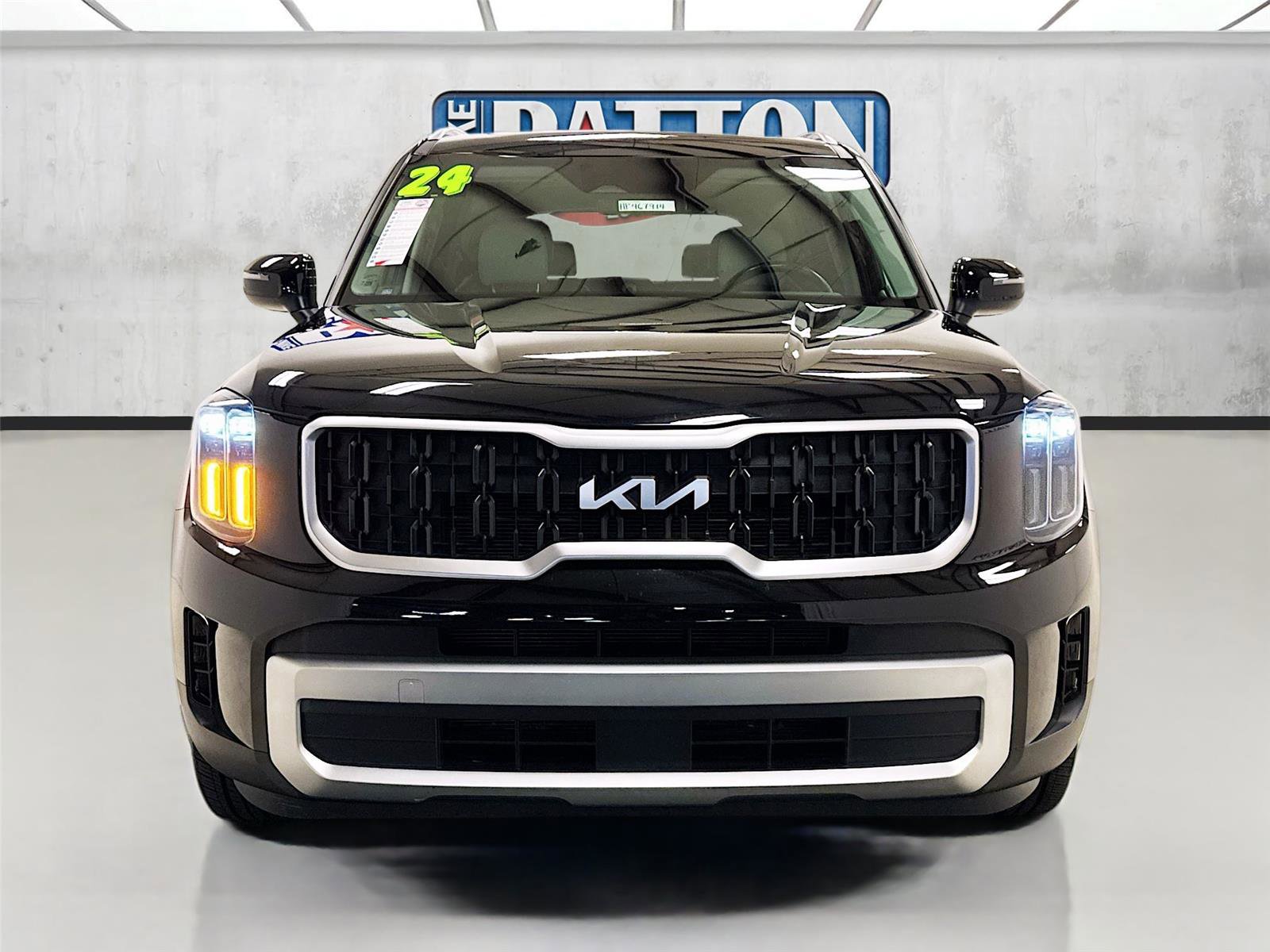 Used 2024 Kia Telluride EX w/ EX Captain's Chair Package FWD image 2