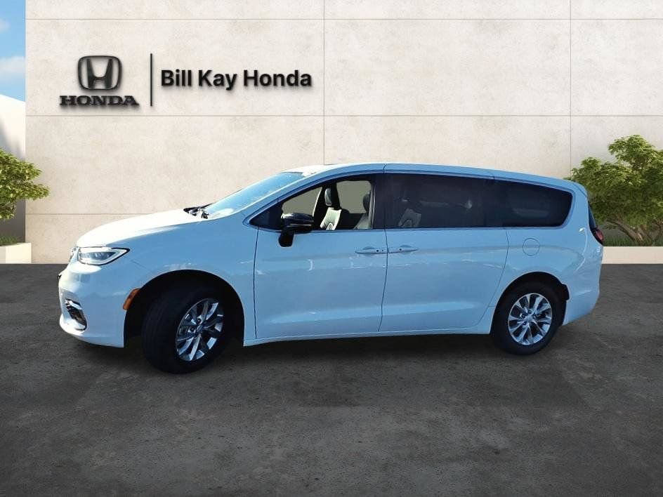 Used 2026 Chrysler Pacifica Limited FWD image 6