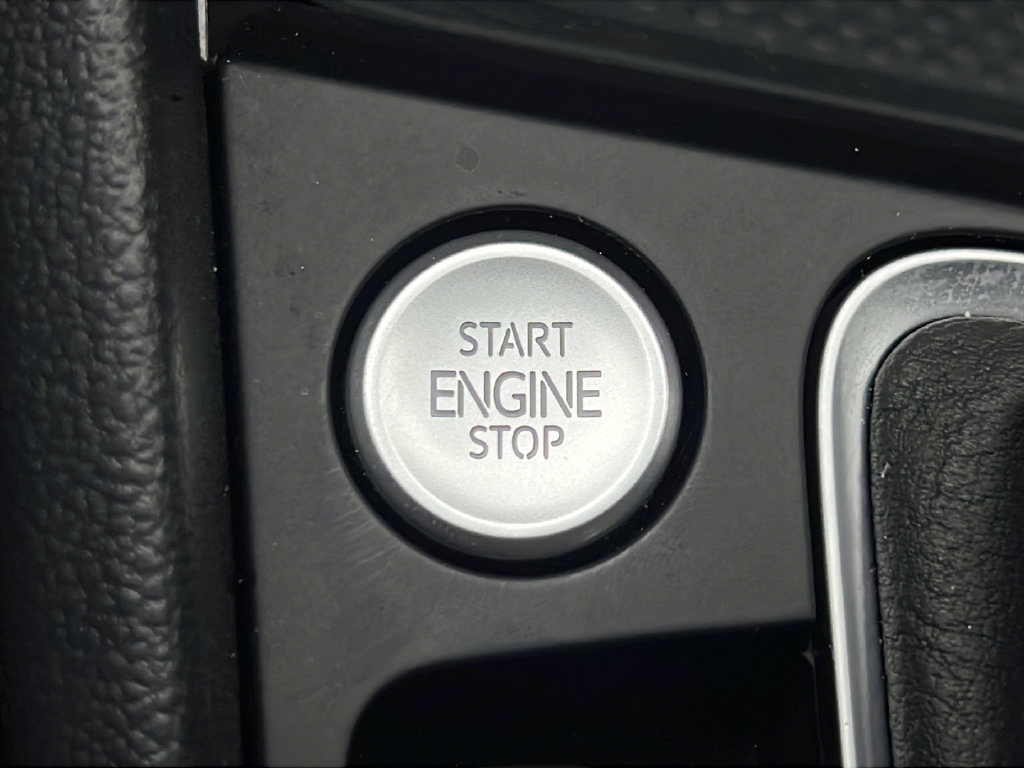 Used 2025 Volkswagen Jetta SEL FWD image 33