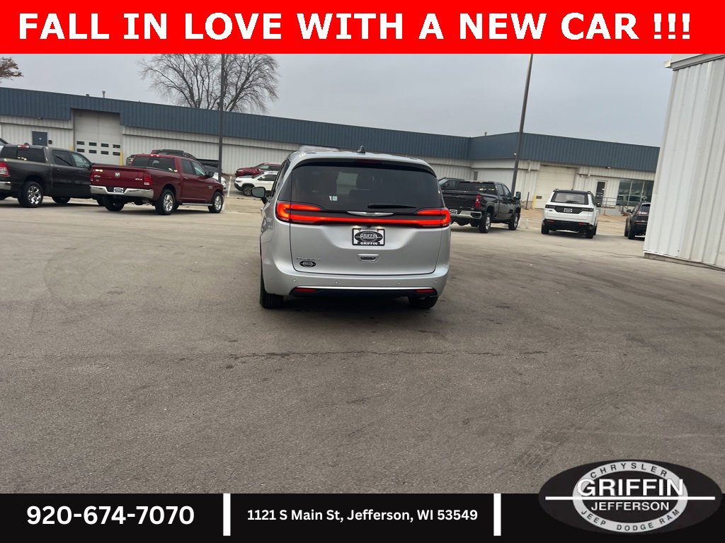 New 2026 Chrysler Pacifica Select image 10