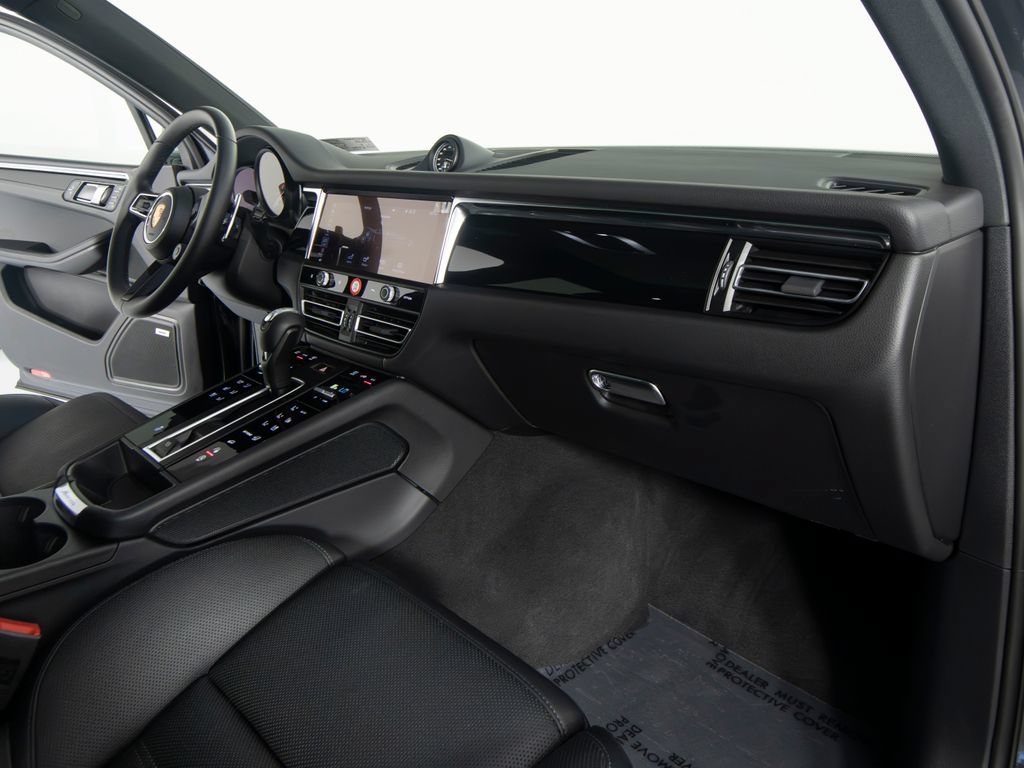 Certified 2026 Porsche Macan AWD/4WD image 34