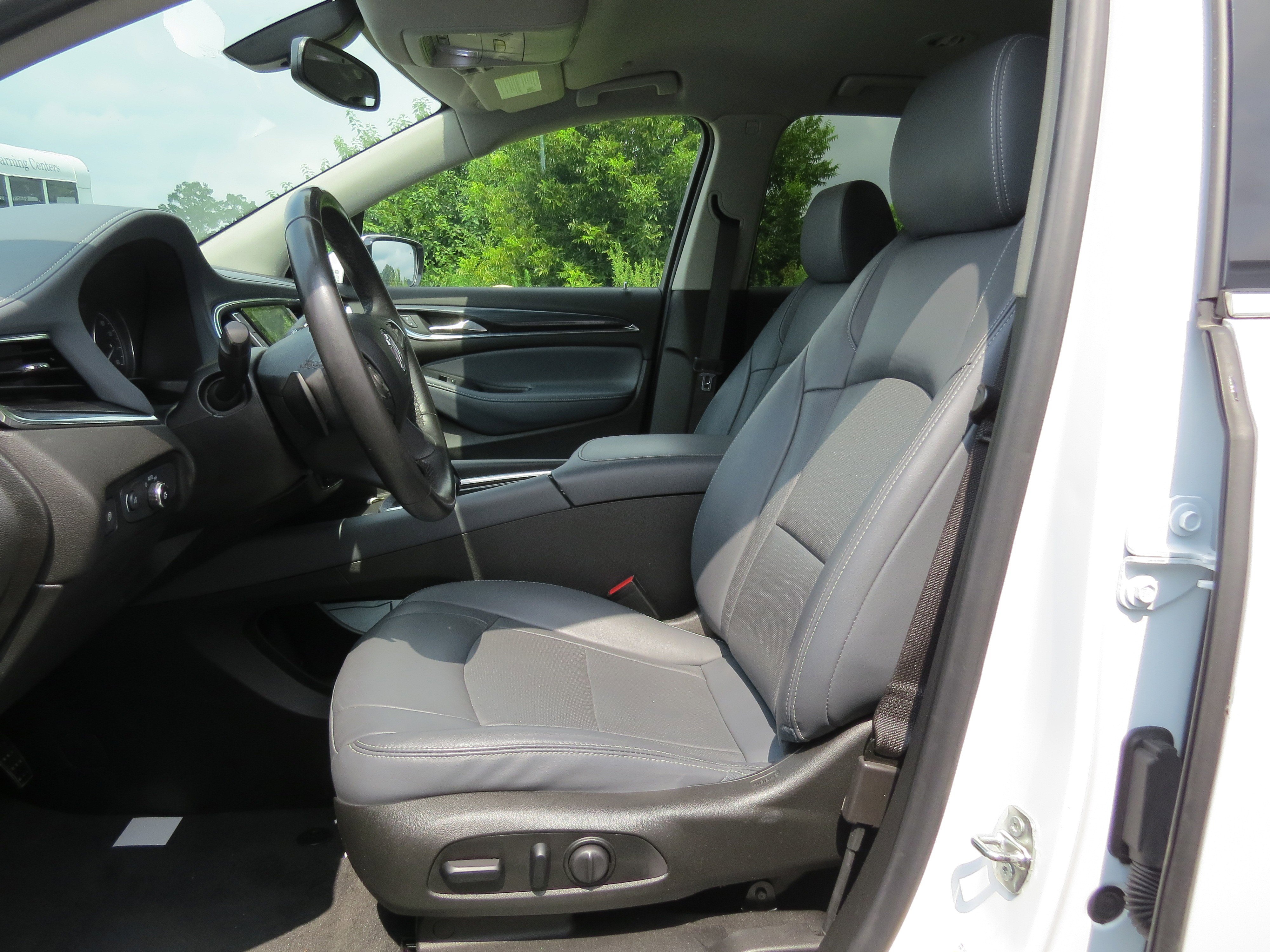 Used 2021 Buick Enclave Essence image 24