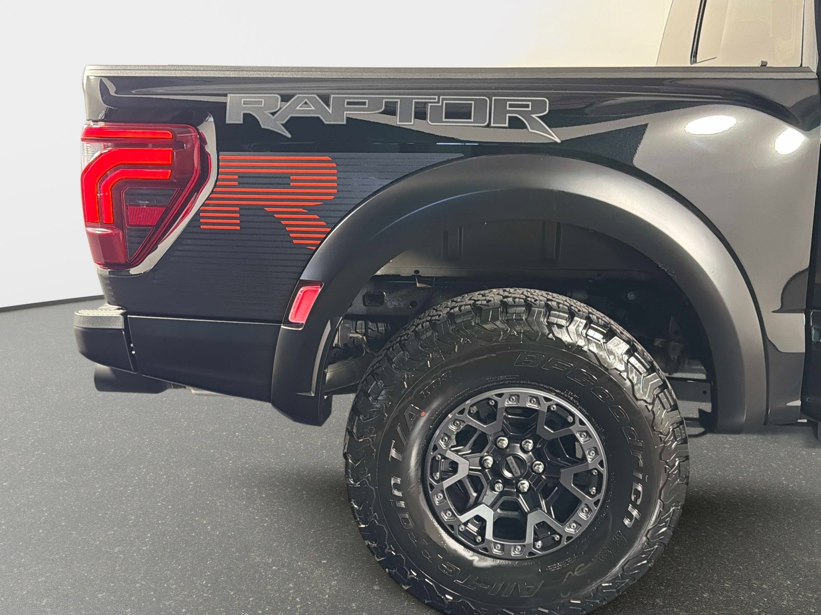 Used 2025 Ford F150 Raptor w/ Equipment Group 803A Raptor R AWD/4WD image 18