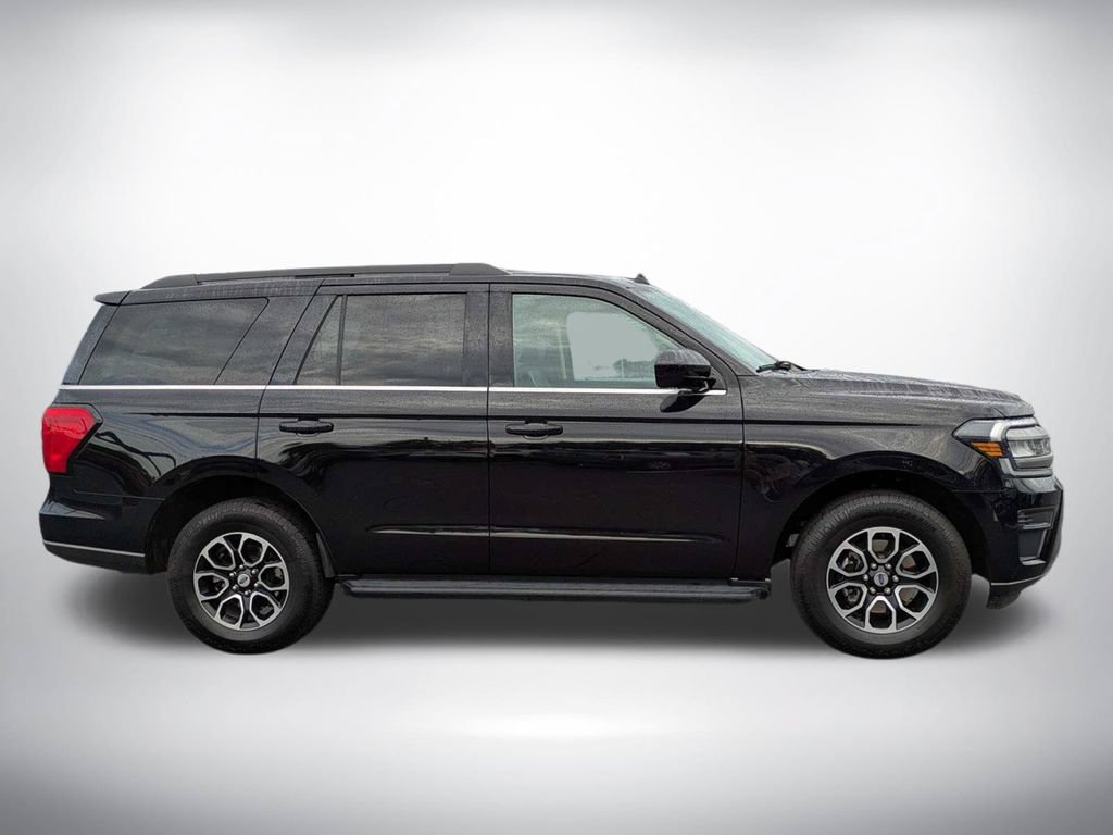 Used 2024 Ford Expedition XLT RWD image 3