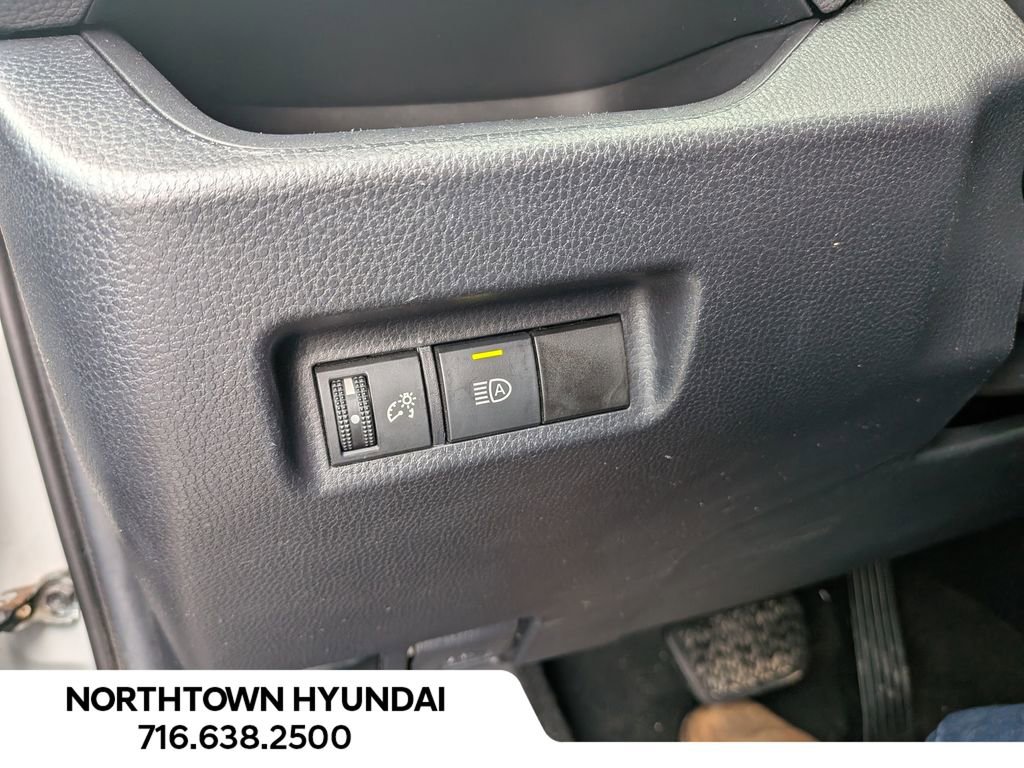 Used 2021 Toyota RAV4 LE AWD/4WD image 28