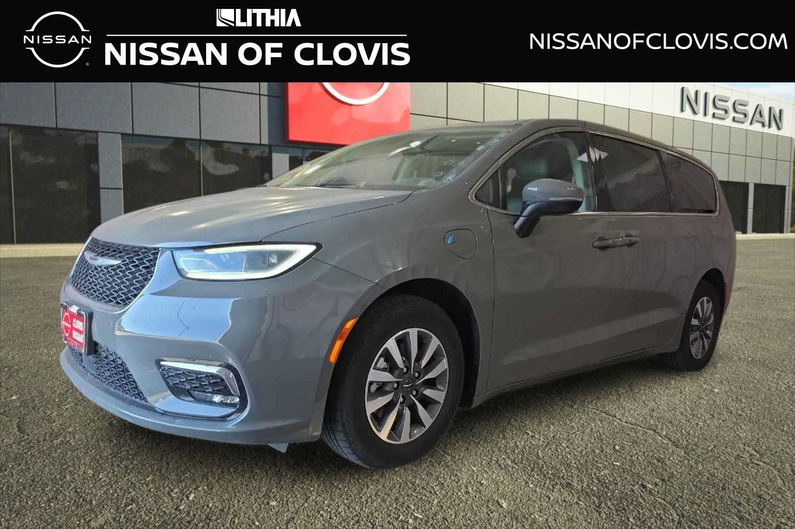 Used 2023 Chrysler Pacifica Touring-L FWD image 1