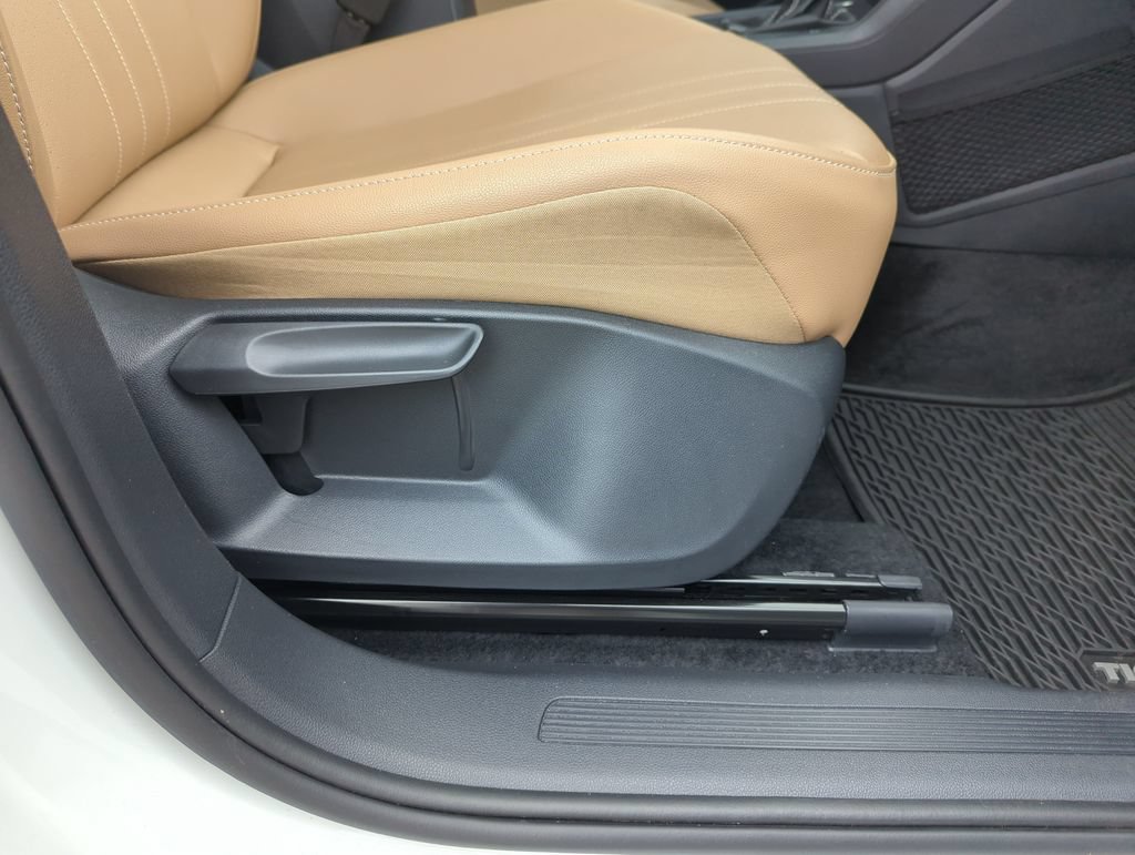 Certified 2024 Volkswagen Tiguan SE w/ Panoramic Sunroof Package FWD image 40