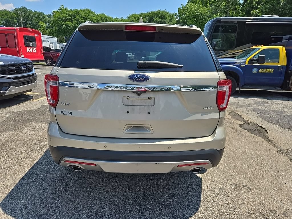 Used 2017 Ford Explorer XLT w/ Equipment Group 202A AWD/4WD image 5
