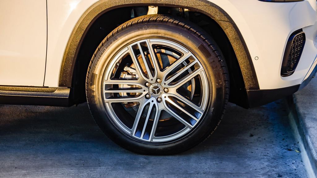 Used 2024 Mercedes-Benz GLS 450 4MATIC image 11