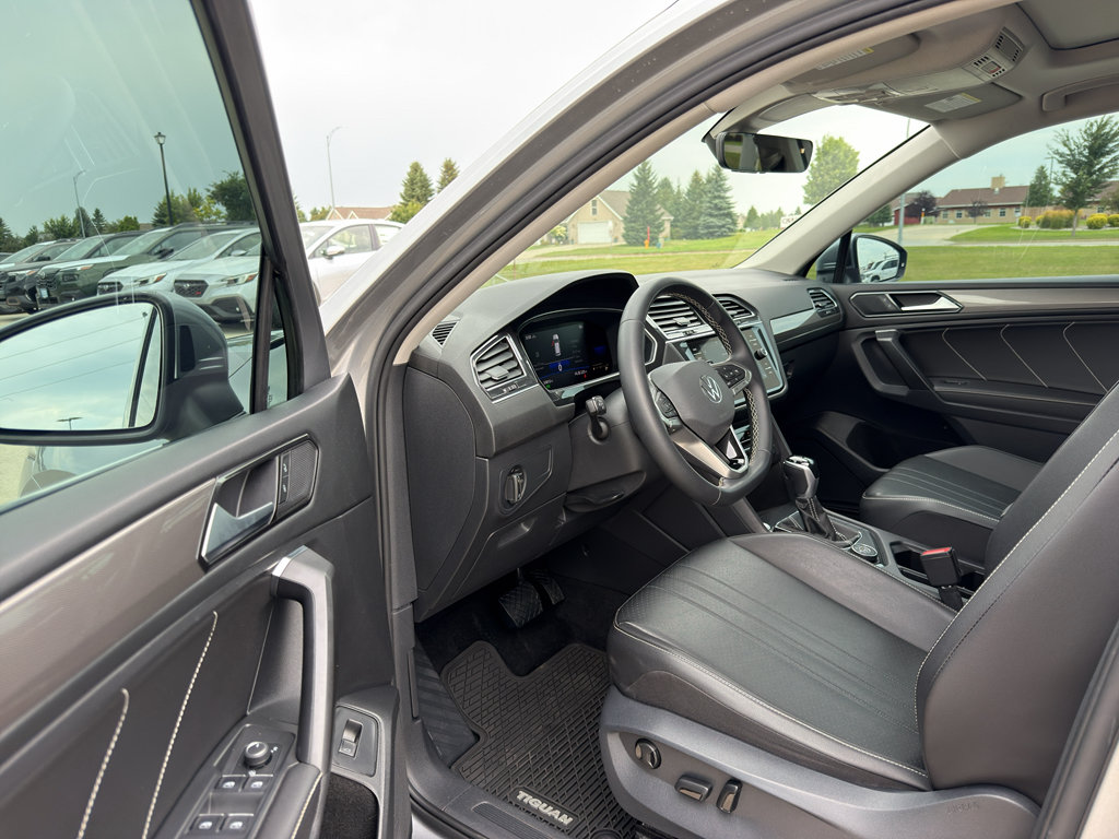 Used 2022 Volkswagen Tiguan SE w/ Panoramic Sunroof Package AWD/4WD image 11