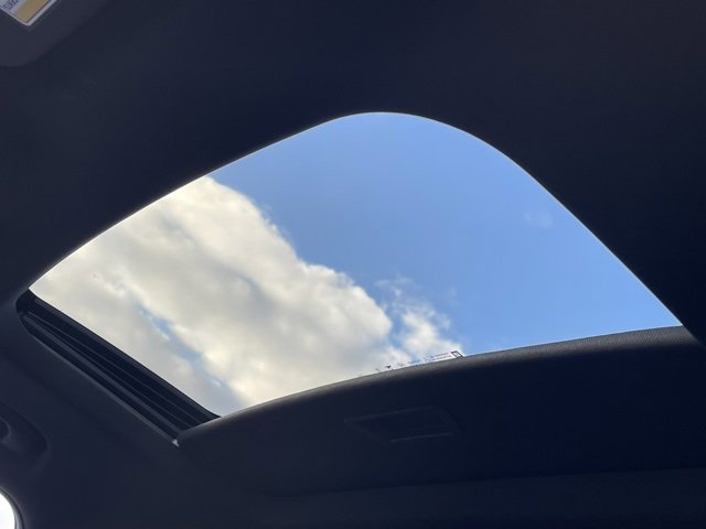 Certified 2025 Chevrolet Trax RS w/ Sunroof Package image 35