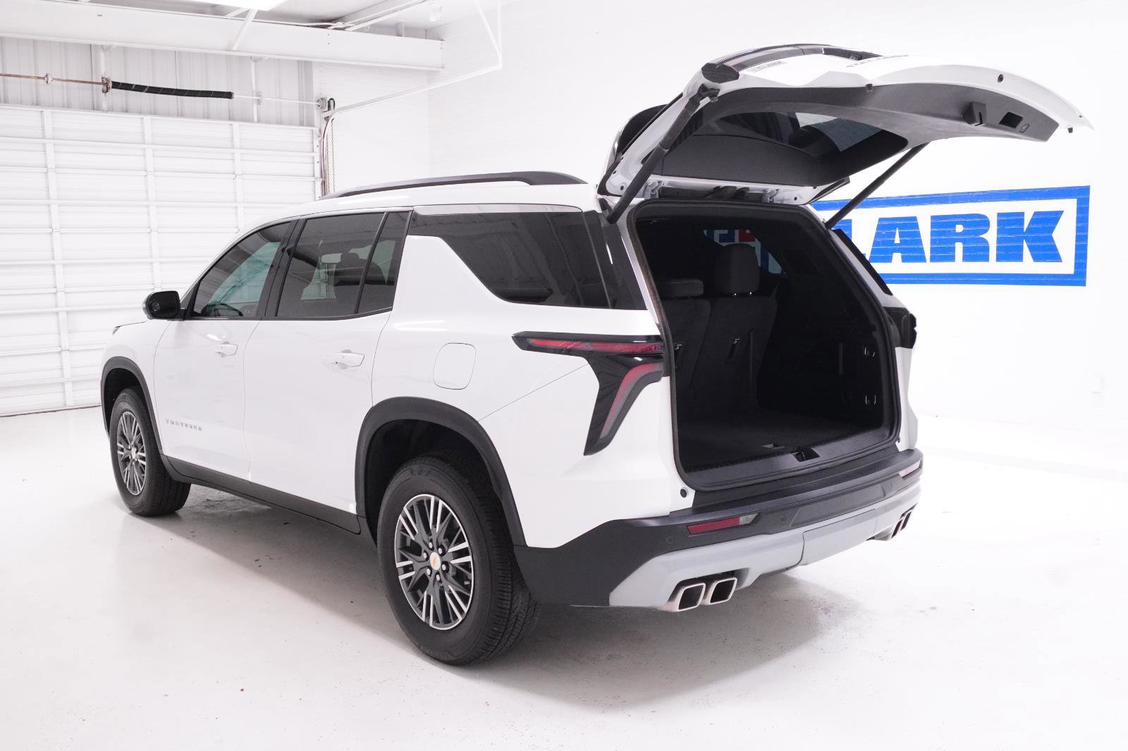 Used 2024 Chevrolet Traverse LT FWD image 10