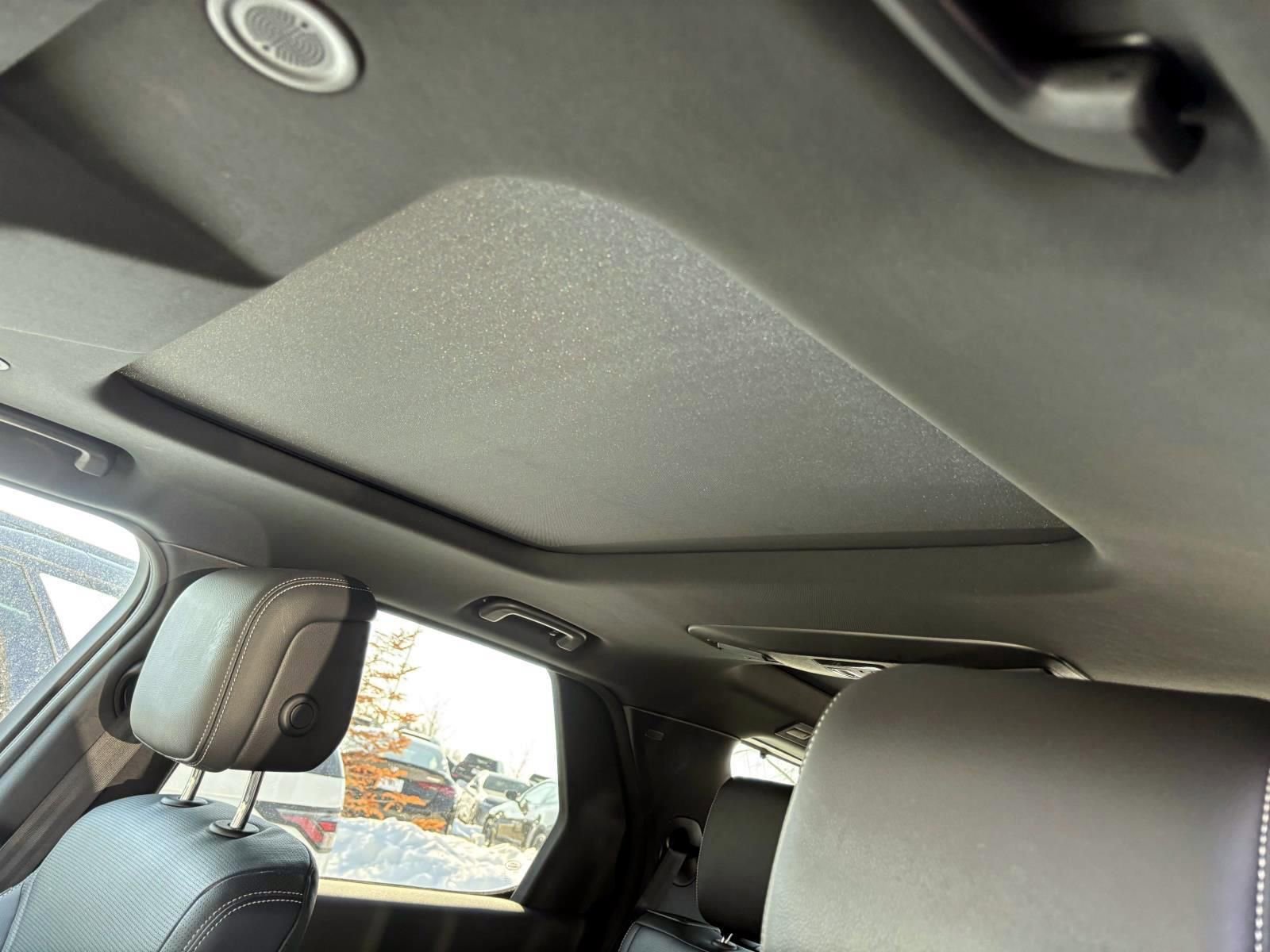 Used 2025 Land Rover Discovery S image 18