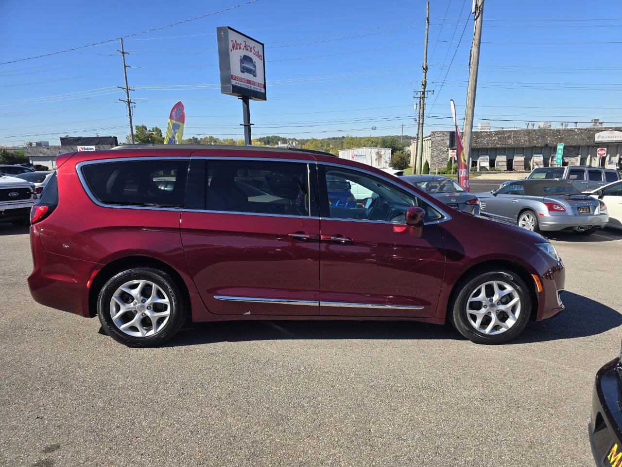 Used 2017 Chrysler Pacifica Touring-L w/ Tire & Wheel Group FWD image 5