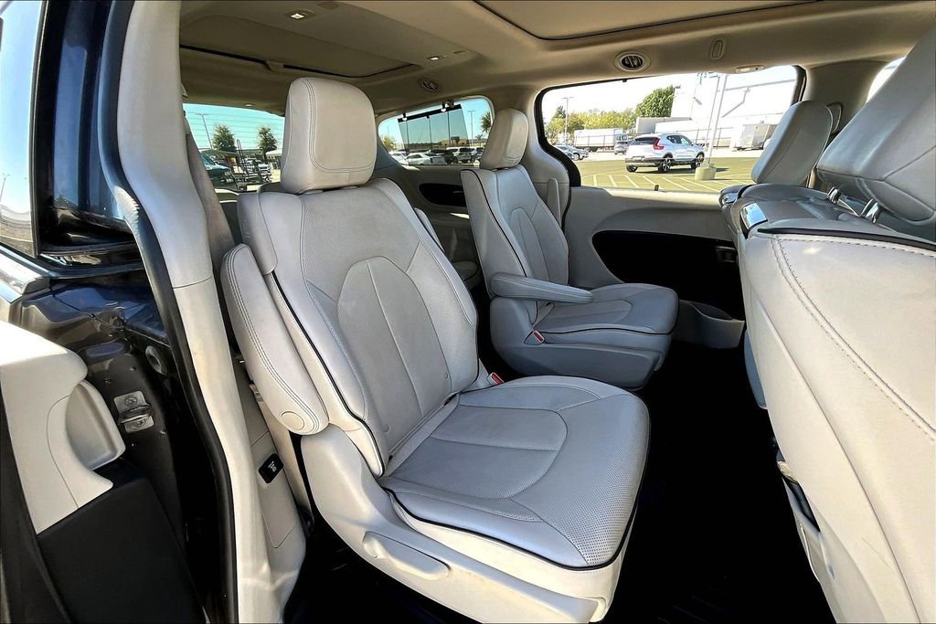 Used 2018 Chrysler Pacifica Limited image 33