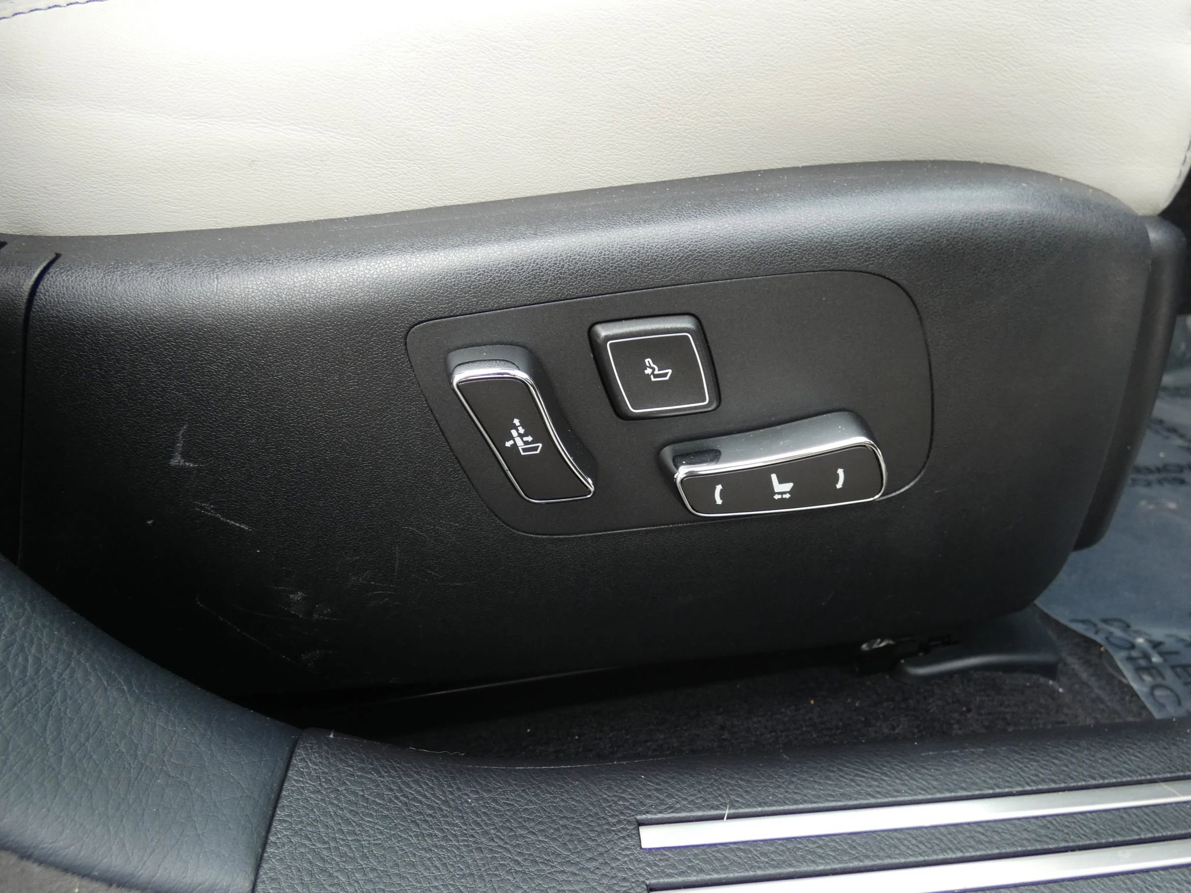 Used 2016 Lexus LS 460 w/ Comfort Package image 31