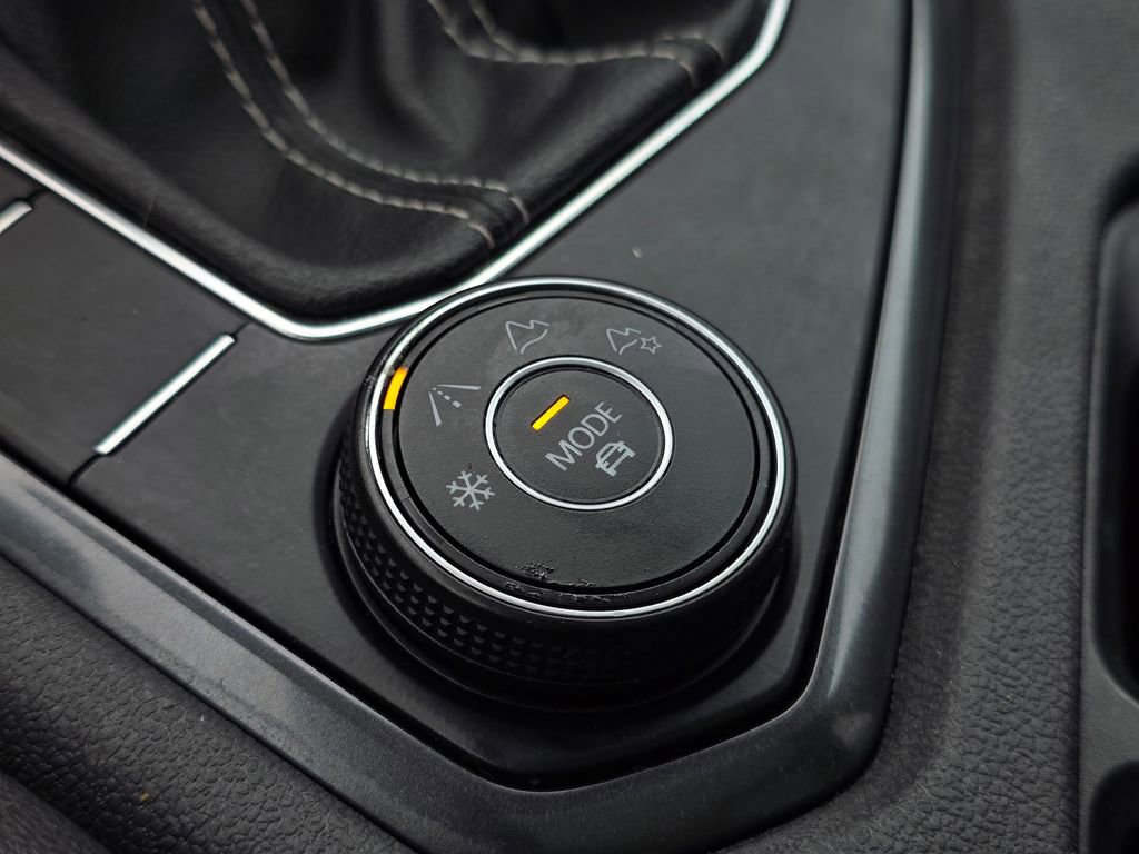 Used 2022 Volkswagen Tiguan SE image 35