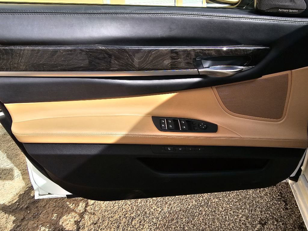 Used 2015 BMW 750Li xDrive image 39