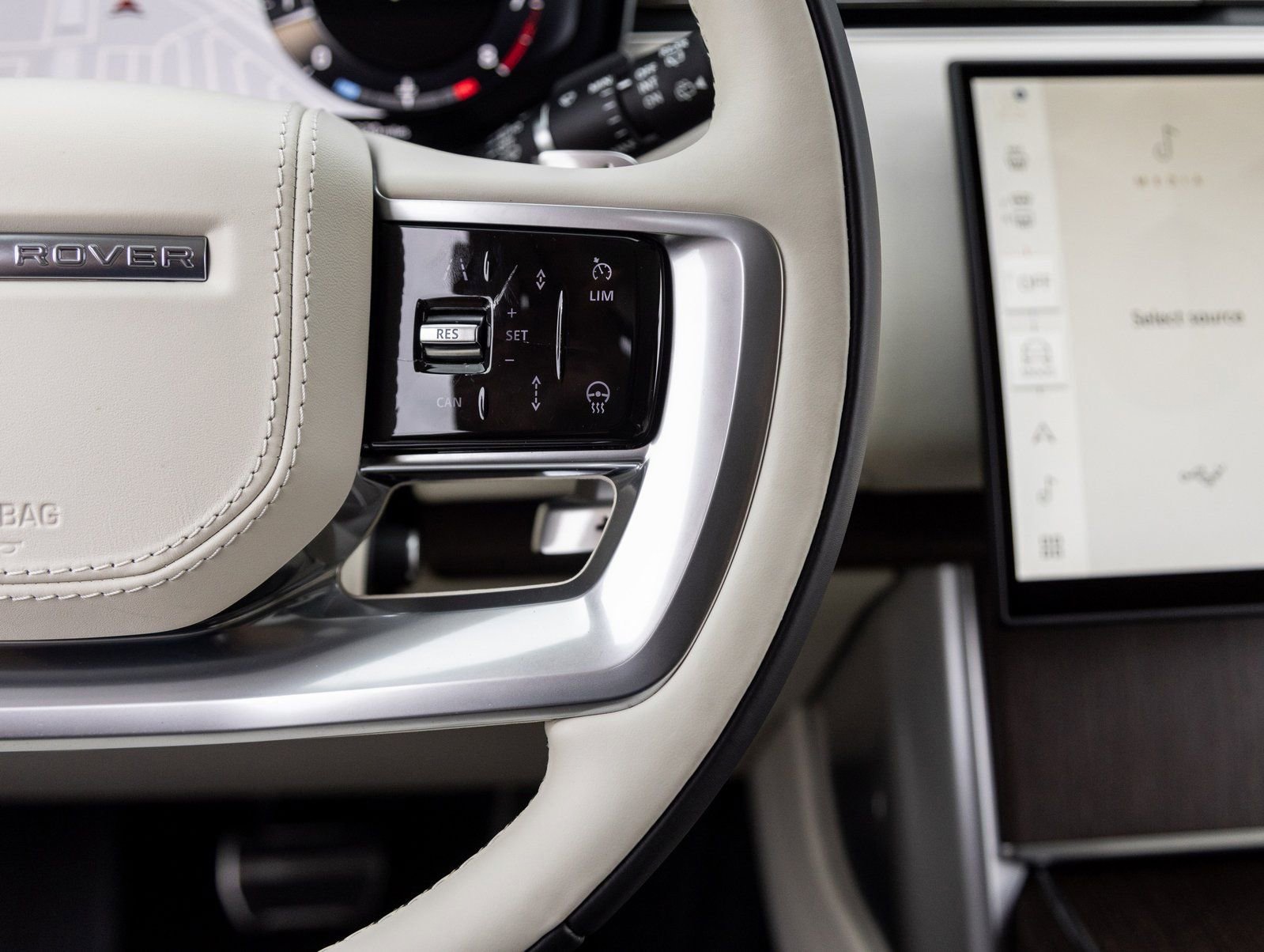 Used 2025 Land Rover Range Rover SE image 16