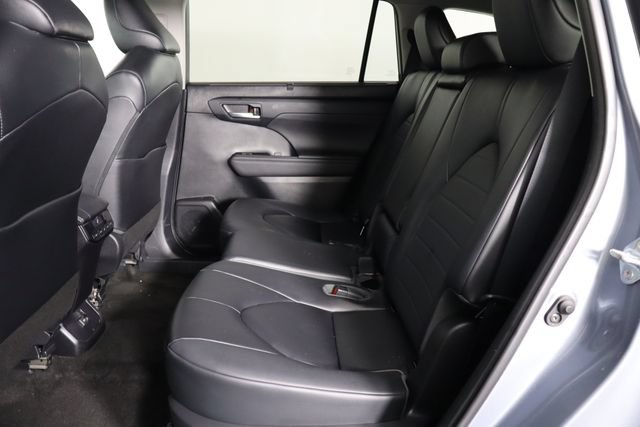 Used 2023 Toyota Highlander XLE FWD image 16