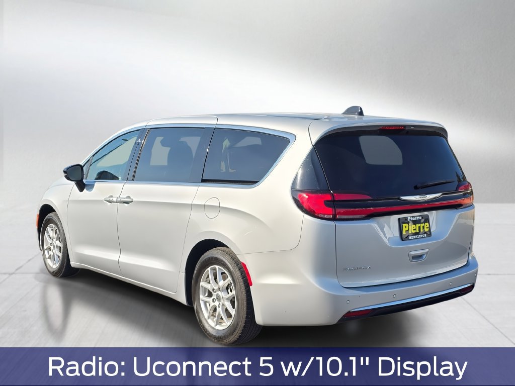 Used 2024 Chrysler Pacifica Touring-L FWD image 4