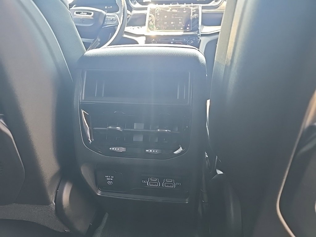 New 2025 Jeep Grand Cherokee Altitude image 9