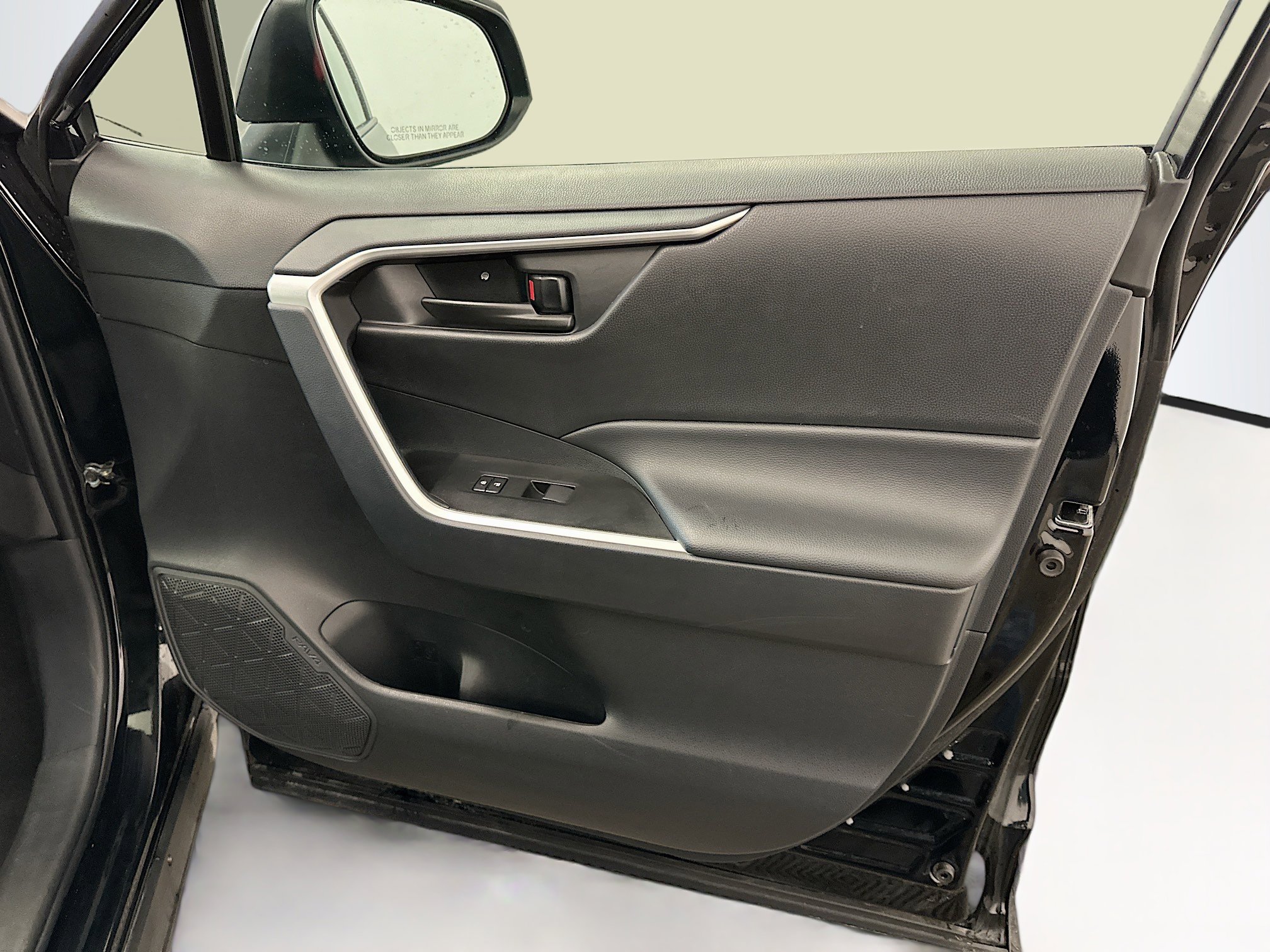 Used 2025 Toyota RAV4 LE image 33