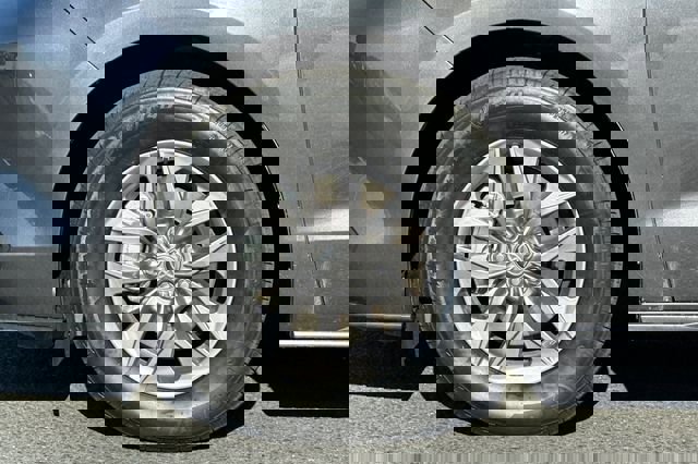 Used 2025 Toyota Sienna XLE image 32