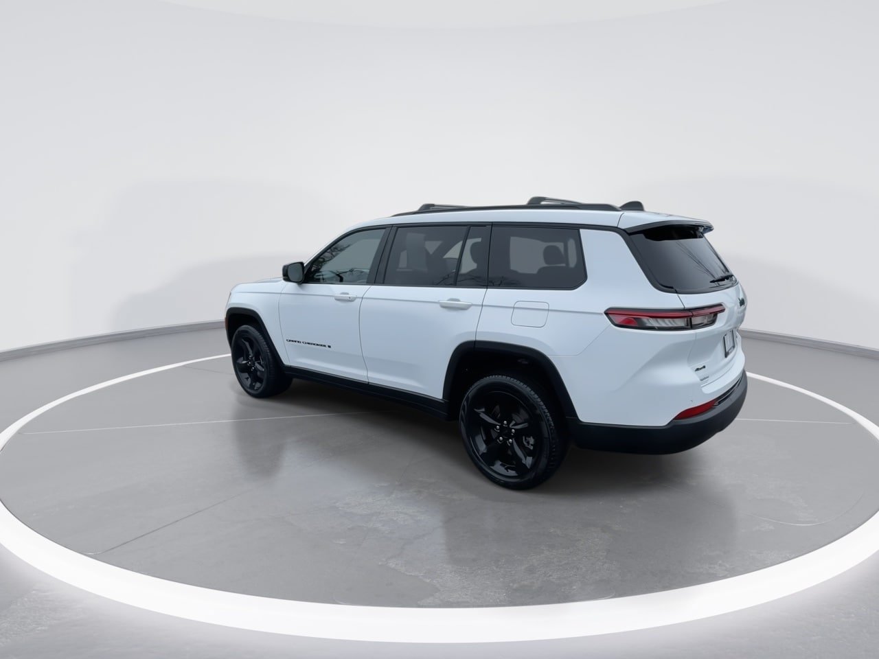 Used 2025 Jeep Grand Cherokee L Limited w/ Black Appearance Package AWD/4WD image 13