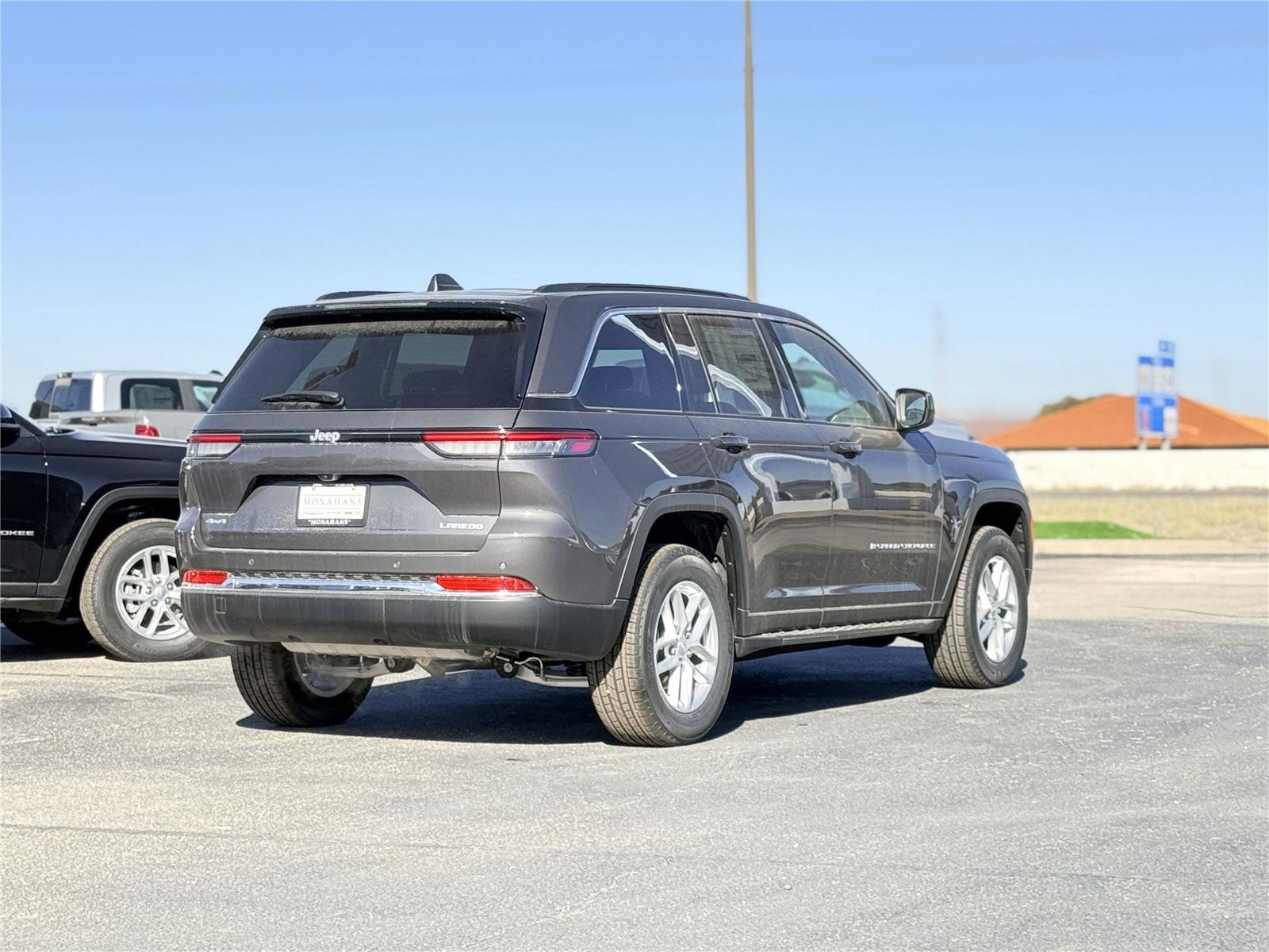 New 2025 Jeep Grand Cherokee Laredo X w/ Luxury Tech Group I AWD/4WD image 5