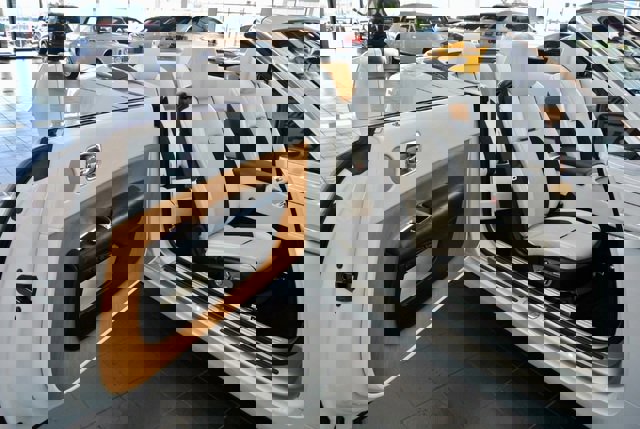 Used 2019 Rolls-Royce Dawn image 18