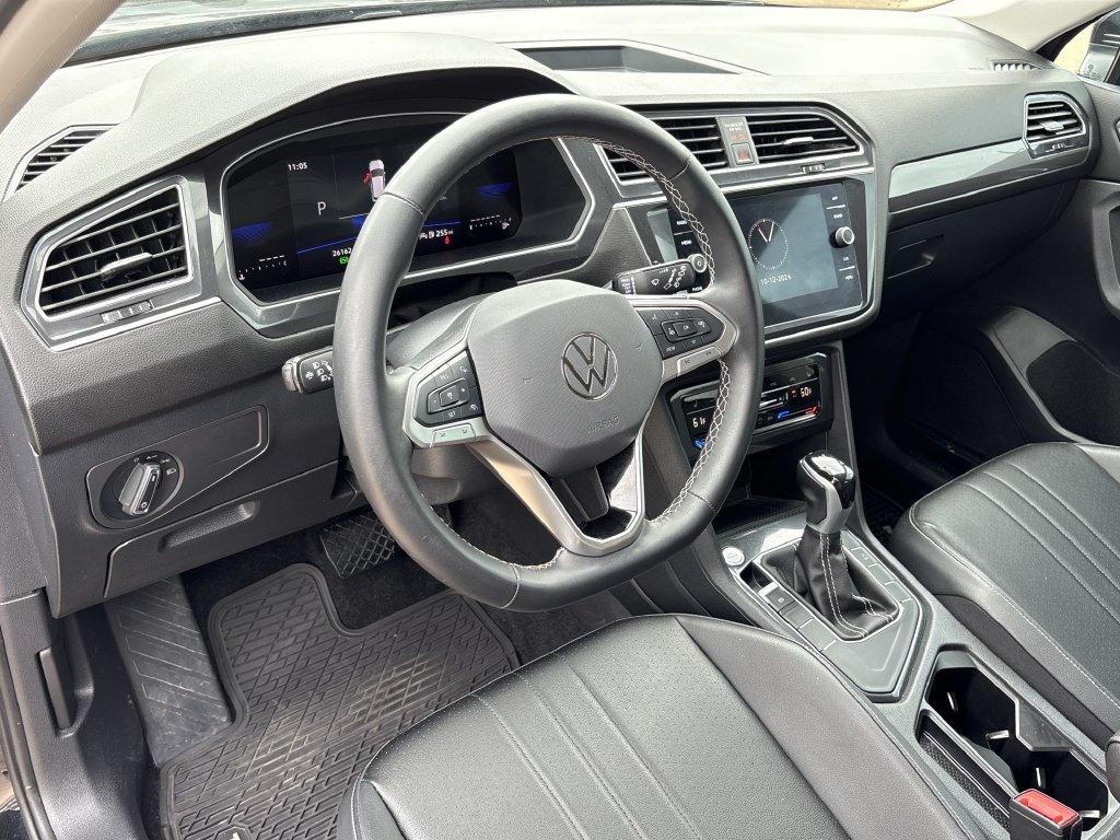 Used 2024 Volkswagen Tiguan SE FWD image 2