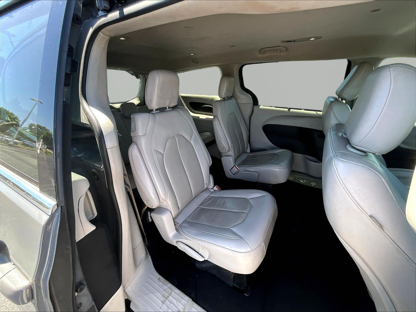 Used 2021 Chrysler Pacifica Touring-L FWD image 24