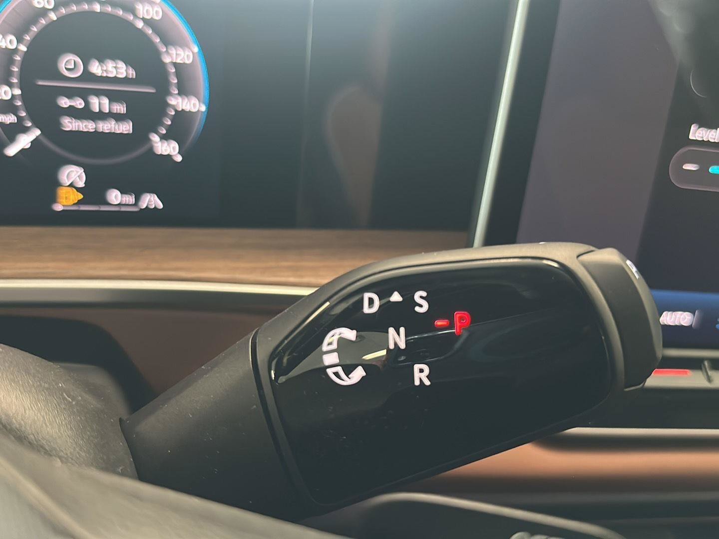 New 2026 Volkswagen Tiguan SEL R-Line AWD/4WD image 35