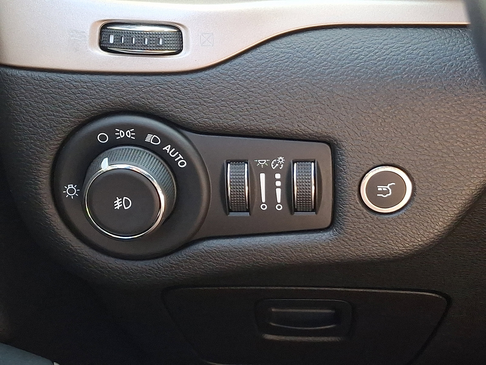 Used 2017 Jeep Cherokee Latitude w/ Comfort/Convenience Group image 23