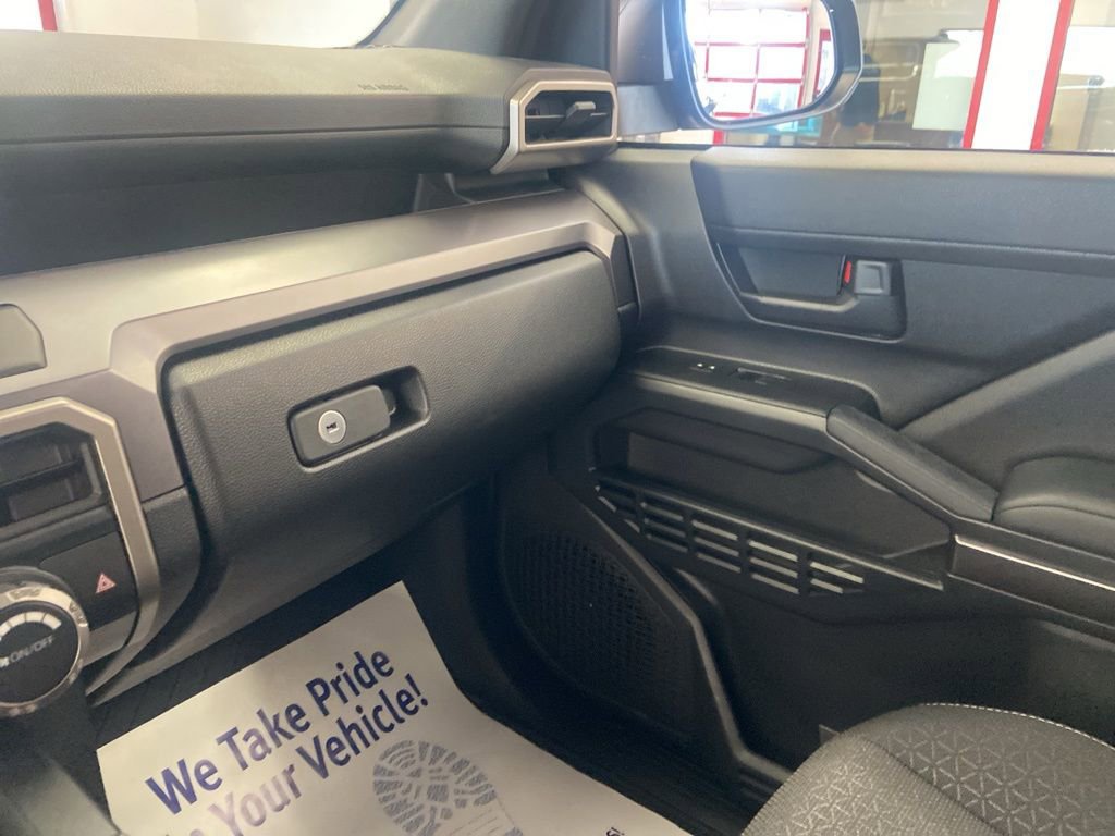 Used 2025 Toyota 4Runner SR5 AWD/4WD image 38