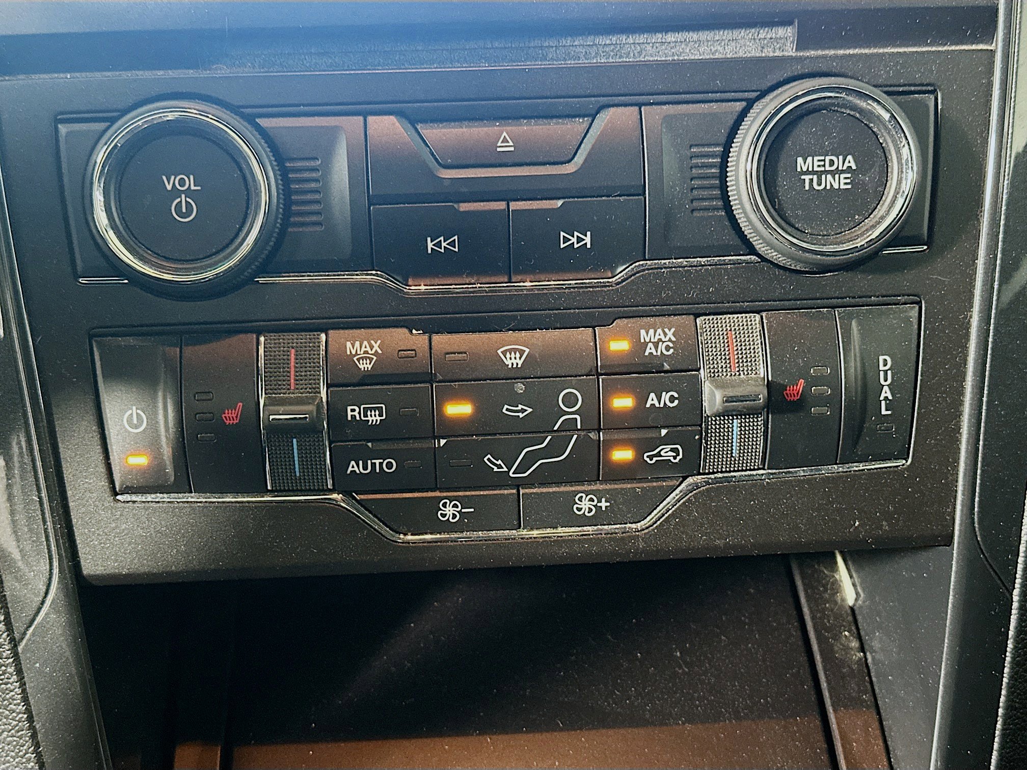Used 2017 Ford Explorer XLT w/ Equipment Group 202A FWD image 24