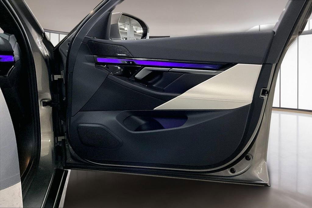 Used 2025 BMW i5 xDrive40 w/ Premium Package image 26