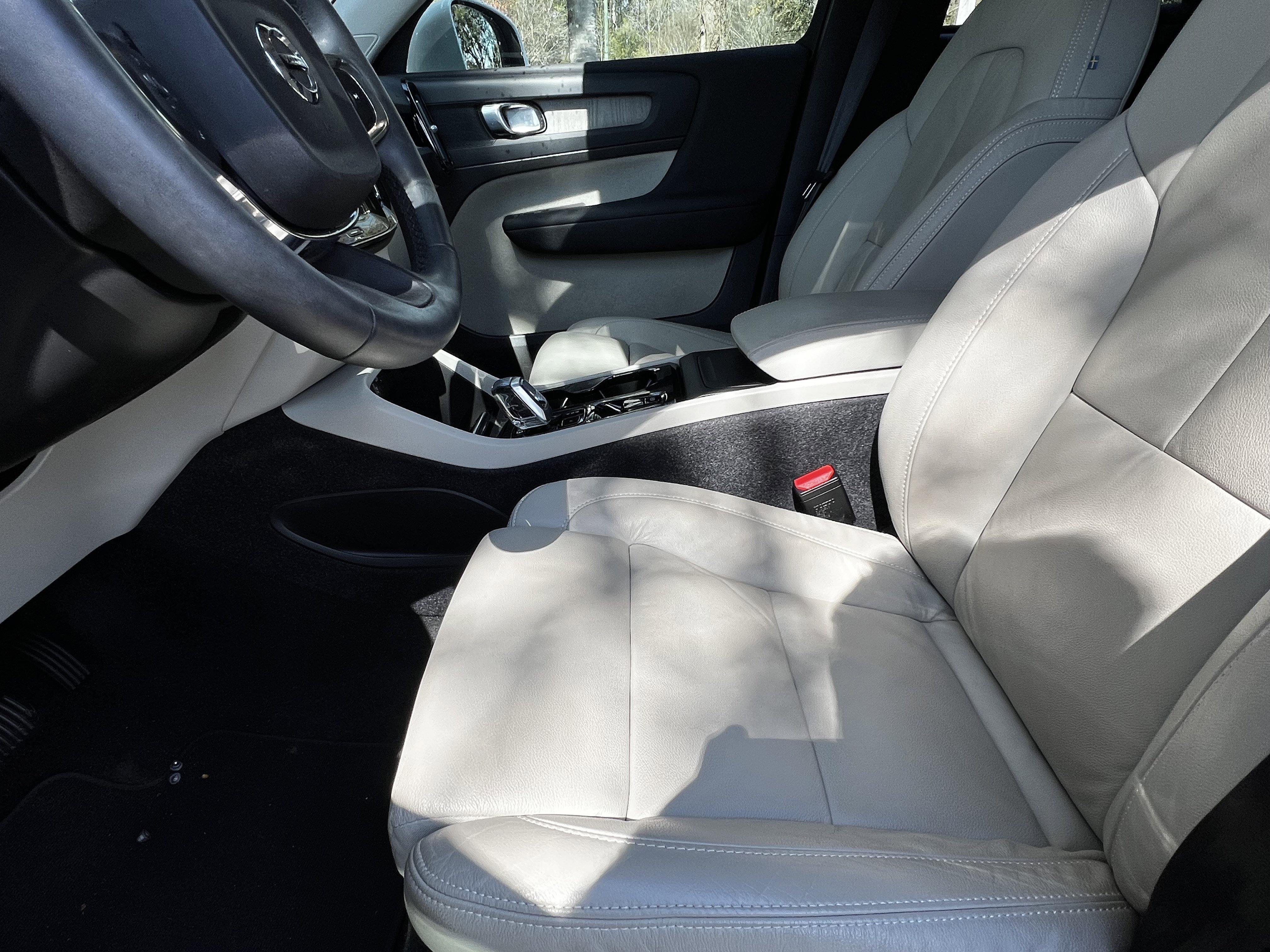 Used 2023 Volvo XC40 B5 Plus image 17