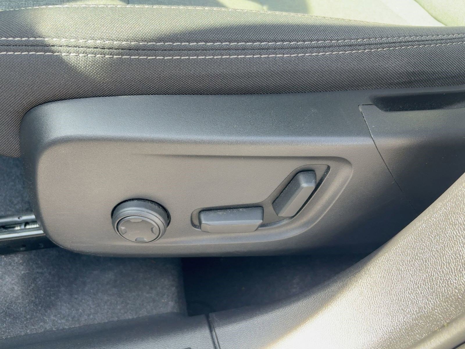 Certified 2024 Volvo XC40 B5 Core image 13