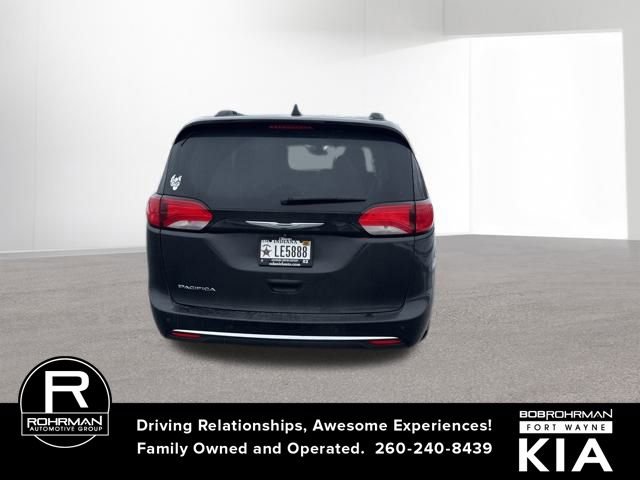 Used 2017 Chrysler Pacifica Touring-L w/ Tire & Wheel Group image 5